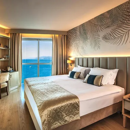 Charisma De Luxe Hotel