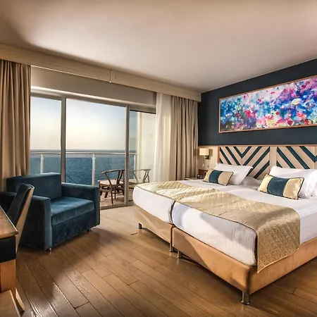 Charisma De Luxe מלון