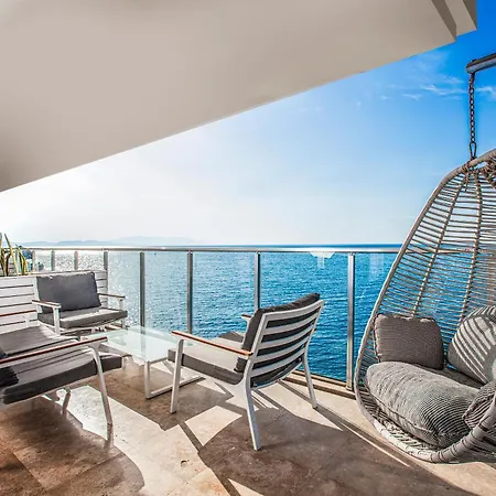 מלון Charisma De Luxe 5*